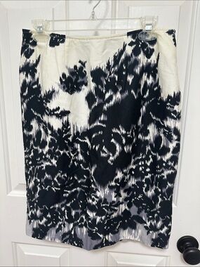 0148 Worthington Black and White Printed Pencil Skirt size 8